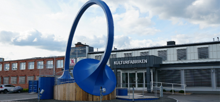 Konstverk utanför Skövde Kulturfabrik
