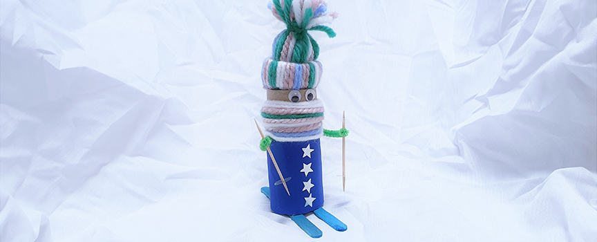 En toarullegubbe som åker skidor