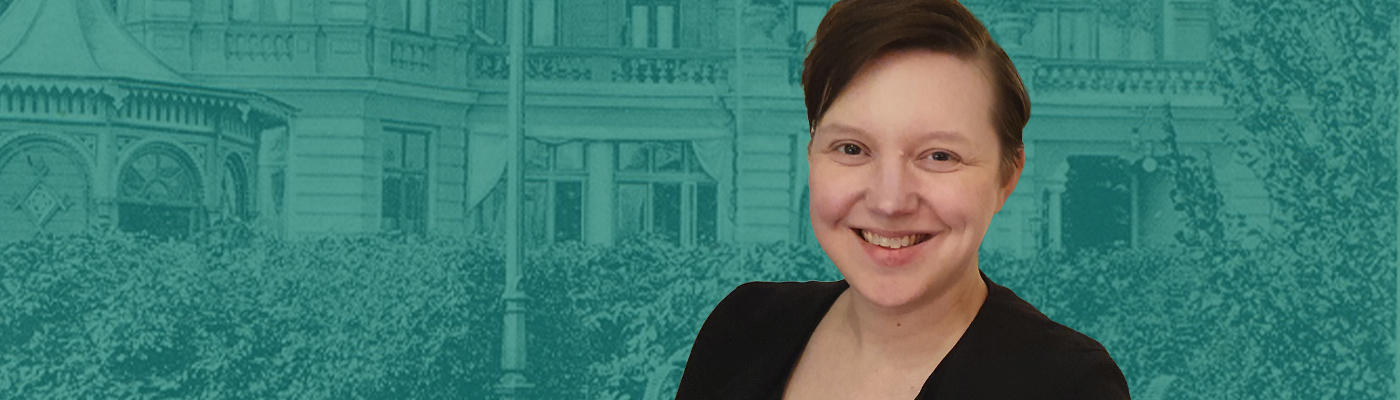 Linnéa Lundell mot en turkos bakgrund och en äldre bild av Hotell billingen